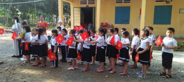 Các em học sinh khối 1 chuẩn bị diễu hành với sự hướng dẫn của các cô giáo chủ nhiệm khối 1